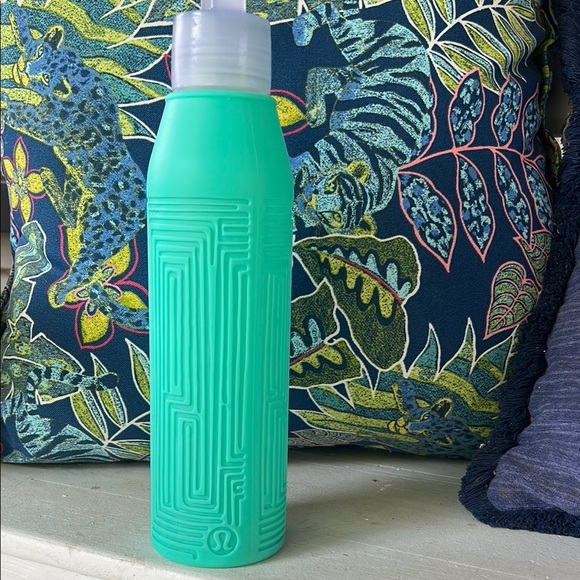 lululemon athletica Turquoise Water Bottle - Picture 1 of 8